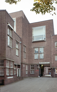 826428 Gezicht op de onderdoorgang naar de noordelijke binnenplaats van het Diakonessenhuis (Bosboomstraat 1) te ...